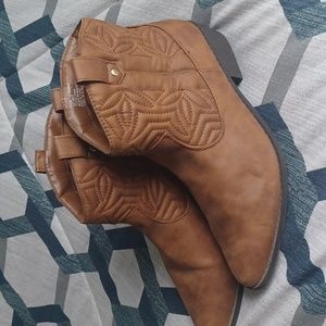 Womens short western boot sz 12M